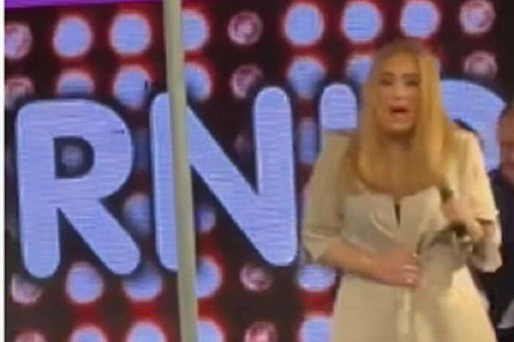 VIDNO PIJANA U GEJ KLUBU ZAIGRALA OKO ŠIPKE PA STRGNULA SAKO SA SEBE: SNIMAK obišao ceo svet! (ŠOK VIDEO)