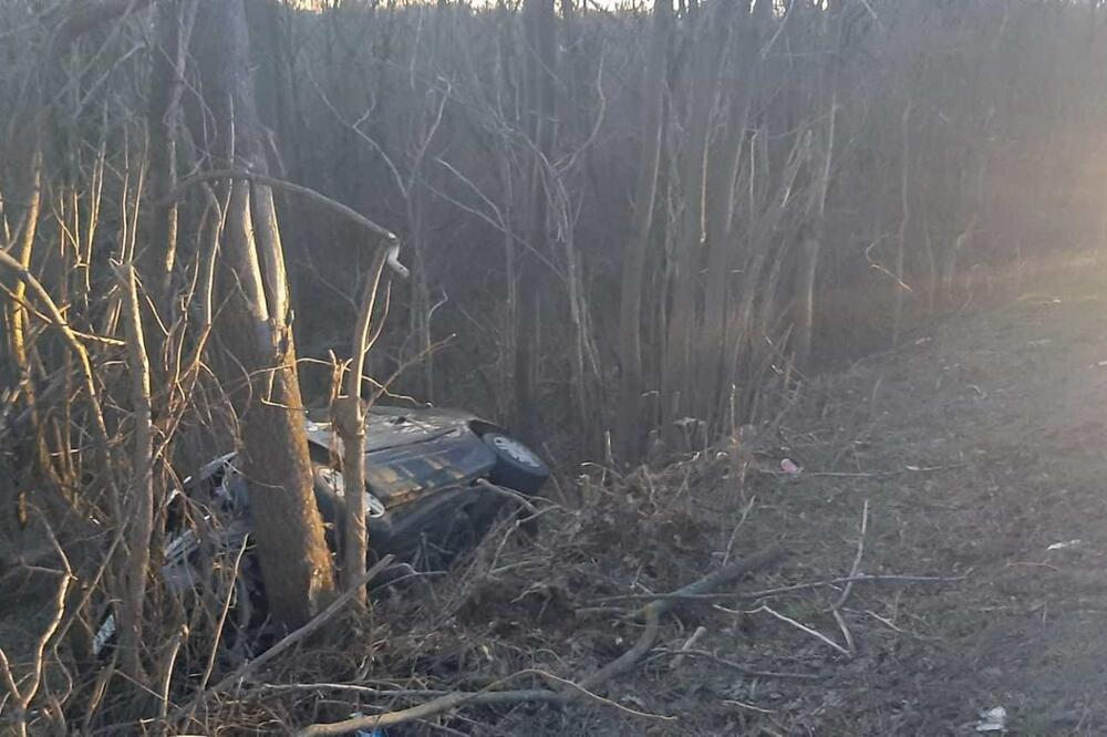 NESREĆA KOD TOPOLE: Vozač sleteo SA PUTA, povređene DVE OSOBE (FOTO)