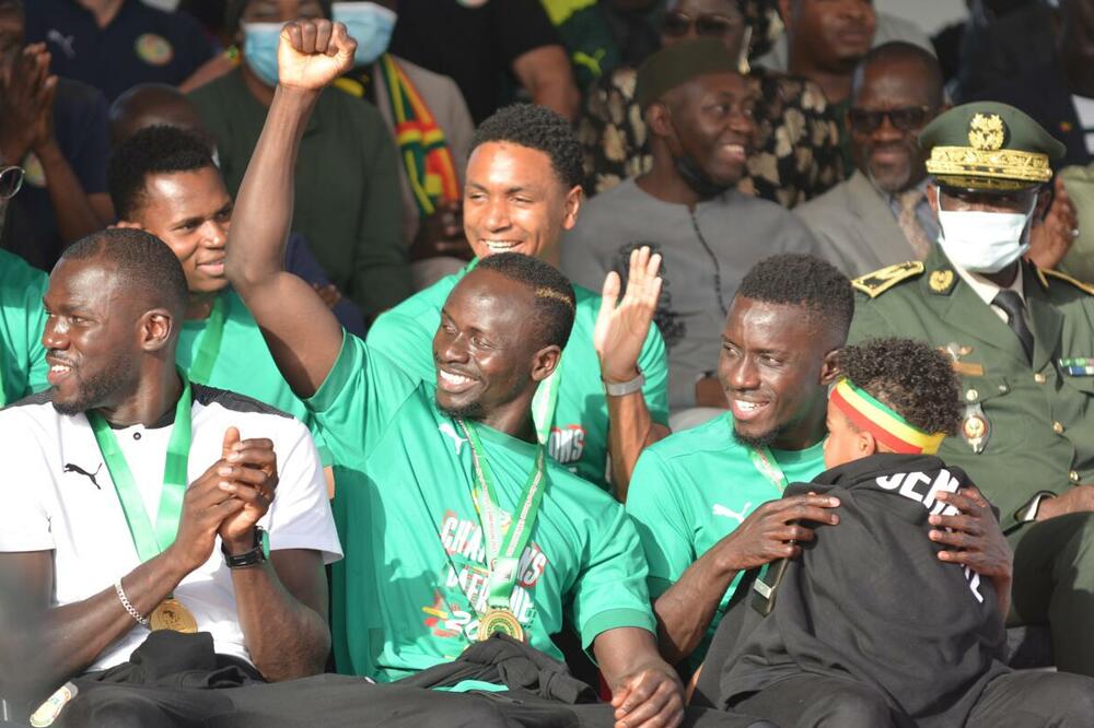 VELIKA ČAST ZA ZVEZDU LIVERPULA! Mane bacio ceo Senegal u trans, a sada dobija poklon kome se nije nadao! (FOTO)