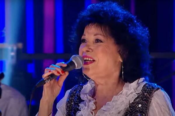 ŽIVOT JE NIJE ŠTEDEO, DOŽIVELA TRAGEDIJU! Pevačica prošla kroz HOROR, iznenada izgubila SINA, evo šta kaže danas!