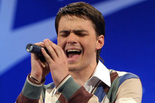 ESTRADA GA NE ZANIMA! POBEDNIK "ZVEZDE GRANDA" SE POVUKAO U JEKU SLAVE: I dalje peva, a evo kako izgleda!