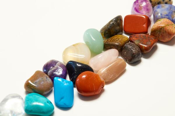 POLUDRAGO KAMENJE: Čuvari ljubavi i zdravlja, štite osobu koja ih nosi! Otkrijte koji je baš za vas!