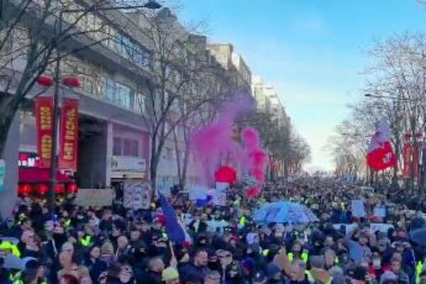 DEMONSTRANTI BLOKIRALI SAOBRAĆAJ KOD GLAVNE ATRAKCIJE U PARIZU: Policija reagovala SUZAVCEM(FOTO+ VIDEO)
