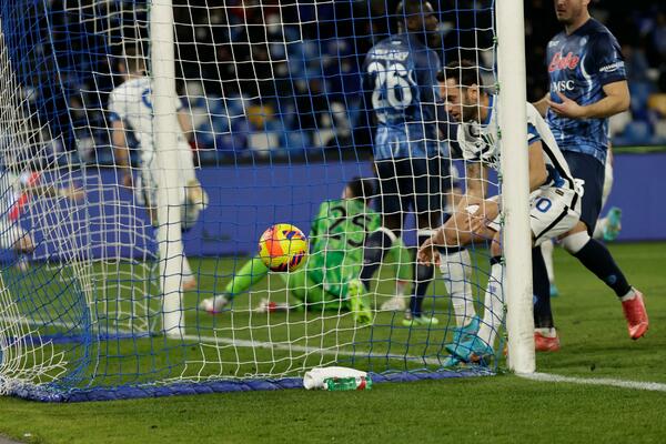 LACIO NASTAVLJA BORBU ZA PLASMAN U LIGU ŠAMPIONA: Bez pobednika u Napulju (FOTO)