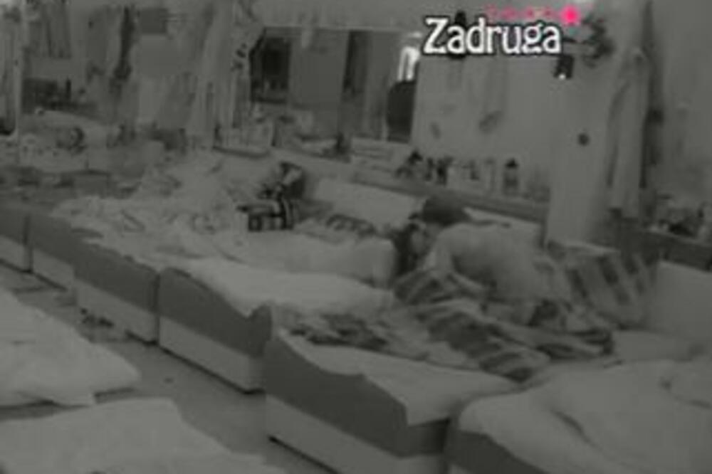 LEZBO AKCIJA U ZADRUZI USRED NOĆI! Mislile da ih kamera ne snima, navalile jedna na drugu i PODIVLJALE! (VIDEO)