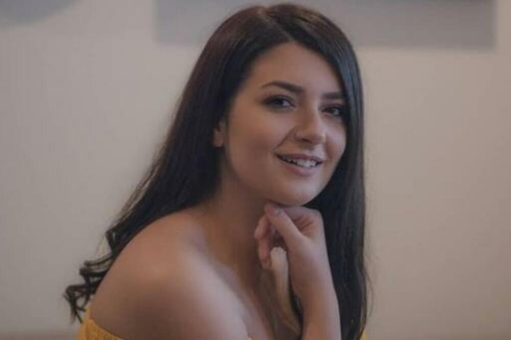 "SAKRILA SAM SE I PLAKALA" Pevačicu dečko hteo da veri, njen odgovor NEOČEKIVAN: Da li je moguće da je ovo uradila?