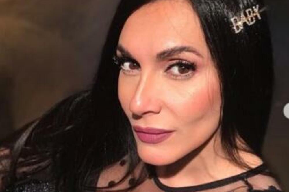 Cela zemlja je obožavala, a ona nakon velikog uspeha rešila da napusti Srbiju: Izgleda kao boginja i obilazi svet