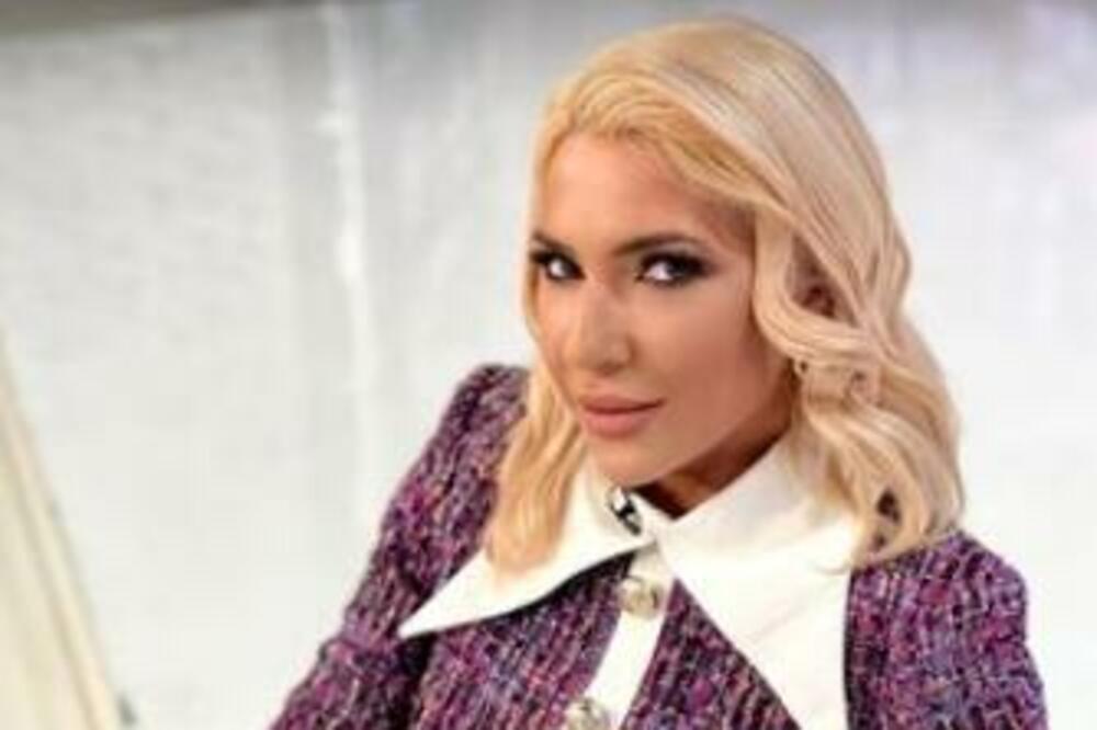 JOVANA JEREMIĆ UHVAĆENA U PROVODU SA MINISTARKOM, ZAGRLJENE I NASMEJANE: Fotka se deli MUNJEVITO!