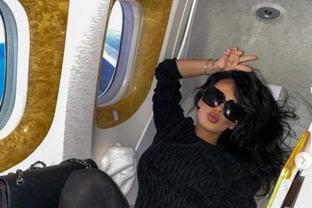 BAHATA I TRUDNA! HRVATSKA MANEKENKA DIVLJA PO PUTU, pa sve snimila i POSLALA FUDBALERU!