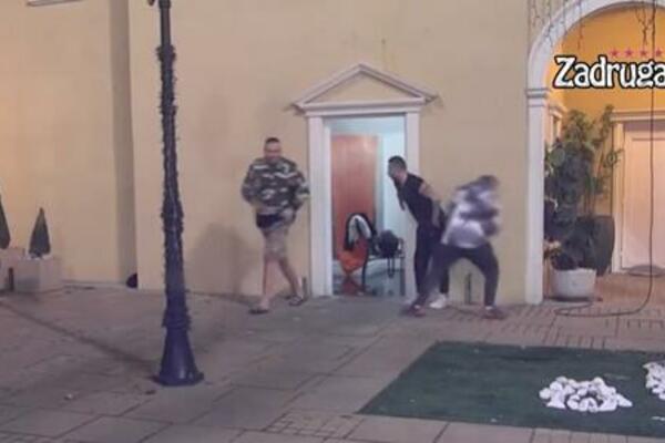 DENIZ I MIHIĆ PONOVO U VRELOJ AKCIJI! Zadrugari uleteli u WC, pa ih PREKINULI U NEZGODNOM TRENUTKU! (VIDEO)