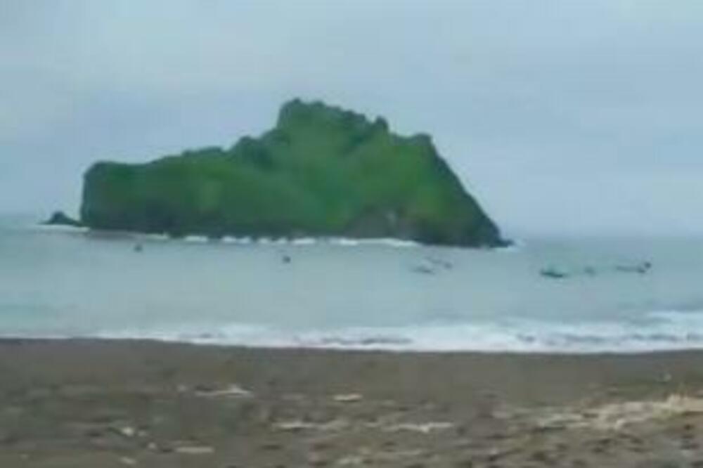 STRAVIČNA TRAGEDIJA U INDONEZIJI: Veliki talasi ODNELI 11 ŽIVOTA, među preživelima devojčica od DVE GODINE (VIDEO)