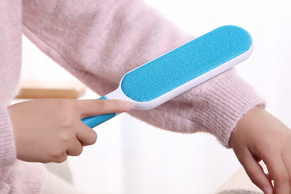 TRIK KOJI „PALI“: Kako da se rešite dlaka ljubimca sa nameštaja i svoje kose sa odeće!