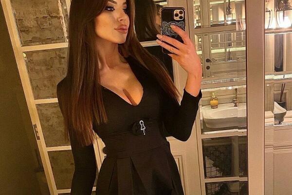 NOVA NOVINARKA SUPERLIGE JE BOMBA: A "Delije" su posebno oduševljene - NAVIJA ZA ZVEZDU! (FOTO)