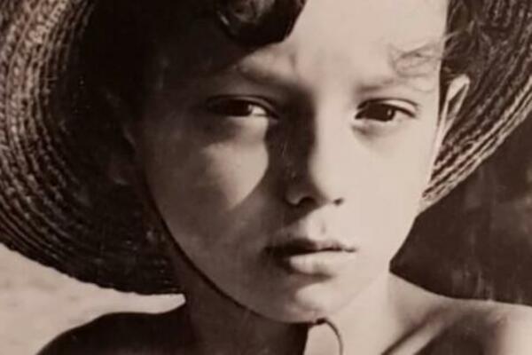 NEMA ŠANSE DA MOŽETE POGODITI O KOME SE RADI: Dečaka sa fotke SVI ZNAMO, svakoga je bar jednom zasmejao!