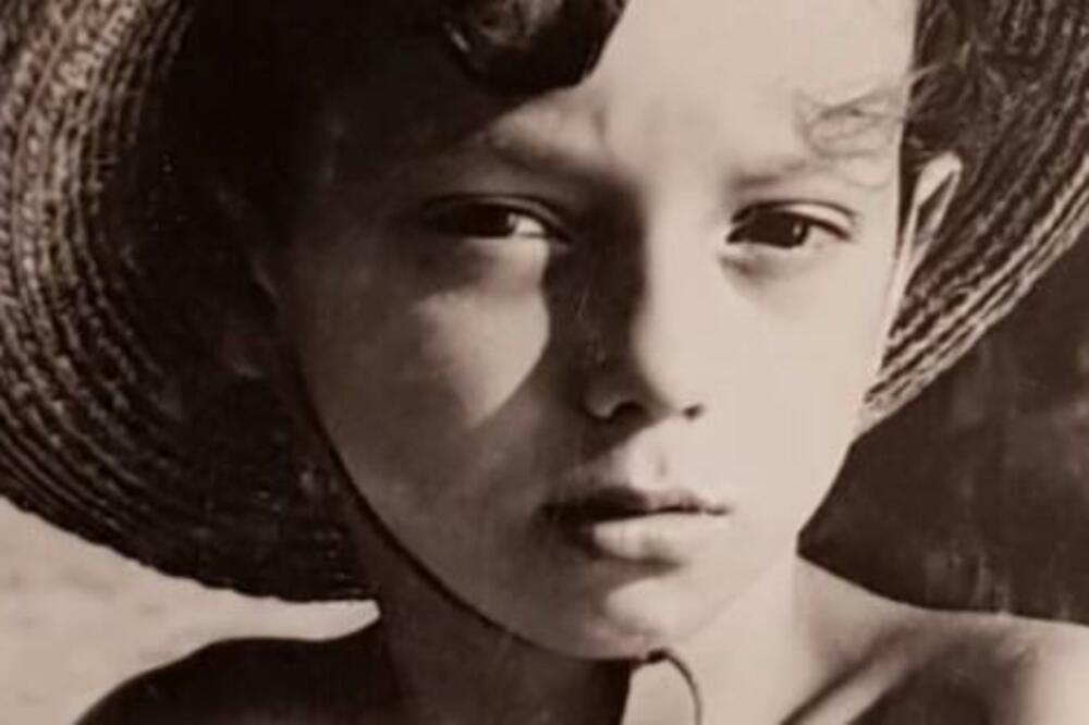 NEMA ŠANSE DA MOŽETE POGODITI O KOME SE RADI: Dečaka sa fotke SVI ZNAMO, svakoga je bar jednom zasmejao!