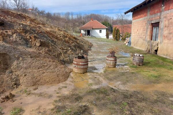 ODVALIO SE DEO BRDA: Markovići decenijama nemaju miran san, preti im KATASTROFALNO klizište! (FOTO)