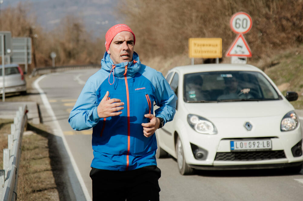 Veliko srce Aleksandra i nezapamćen podvig: Humanitarac uspeo nemoguće, u vunenim čarapama istrčao 42 kilometra