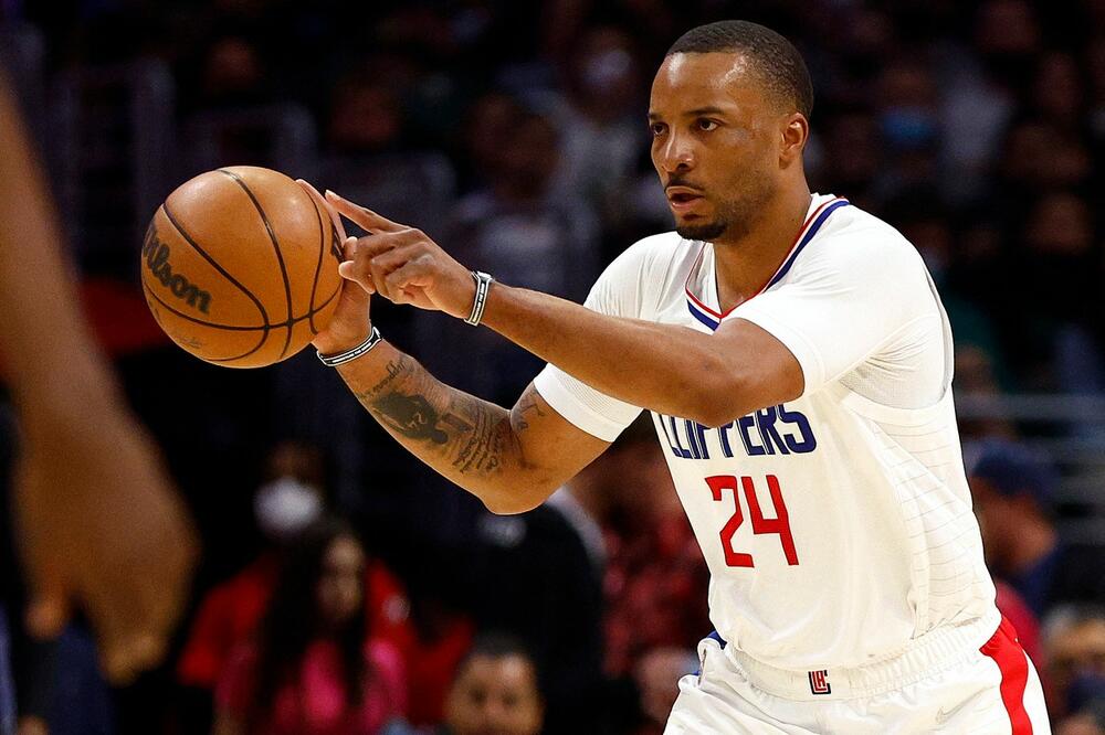 IMA LI MALEROZNIJEG TIMA: Doveli ga kao zamenu za povređene zvezde, njemu PUKLA KOST u stopalu posle samo 3 meča!