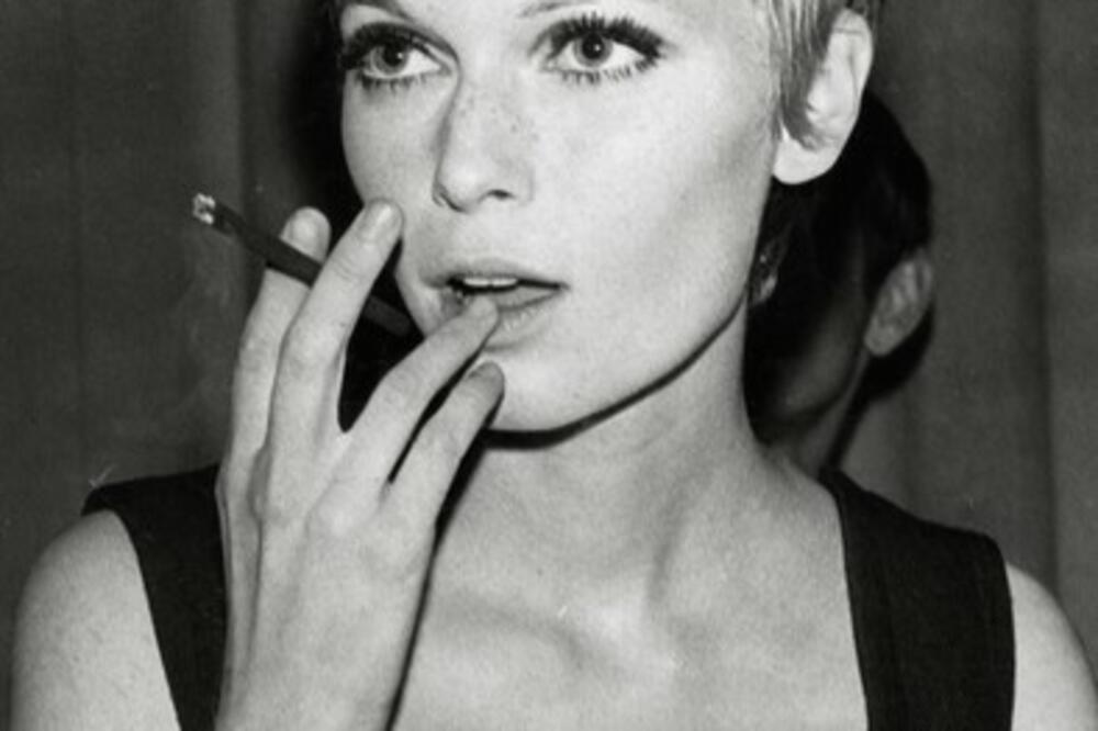 GLUMICA ZATEKLA MUŽA SA ĆERKOM NA GOMILI! Izašle i njihove GOLE SLIKE (FOTO)