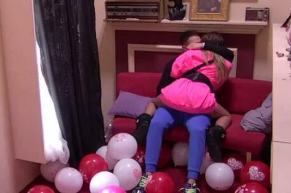 VATAČINA U ZADRUZI: Anđelo navukao Anu na zid, a onda krenuo da ZAVLAČI RUKE - ona ga ZGRABILA za ovaj DEO TELA!