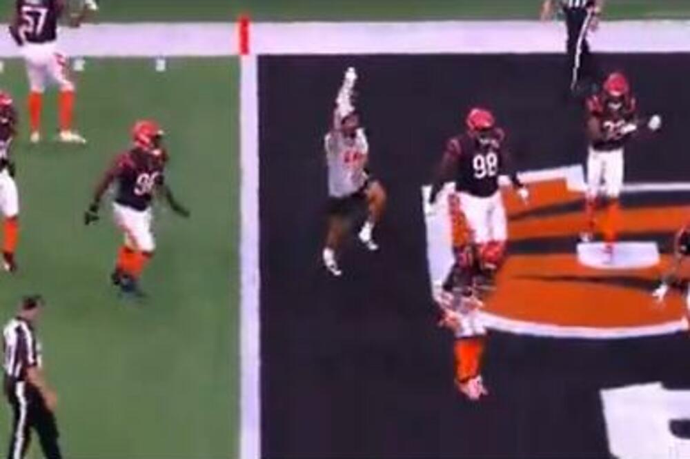 GLUPOST DANA: Utrčao na teren u PAPUČAMA - da nije sad bi (možda) njegov tim bio ŠAMPION! (VIDEO)