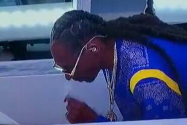 "SAMO NAPUŠEN MOGU BITI ZEN..." Slavni reper snimljen sa džointom pred nastup na Superbolu! (VIDEO)