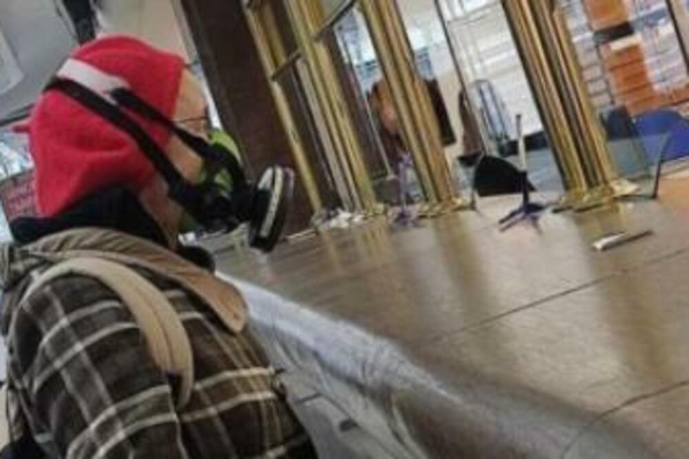 BAKA UŠLA U BANKU U BEOGRADU, A SVI SU OSTALI U ŠOKU: Ima možda NAJJAČU MASKU od svih nas! (FOTO)