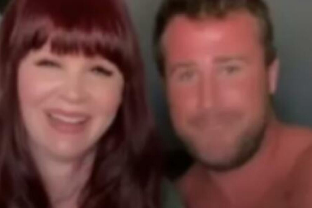 IMA 15 GODINA MLAĐEG I RADI JOJ ŠTA GOD POŽELI: Zbog OVE stvari žestoko ga je KAZNILA