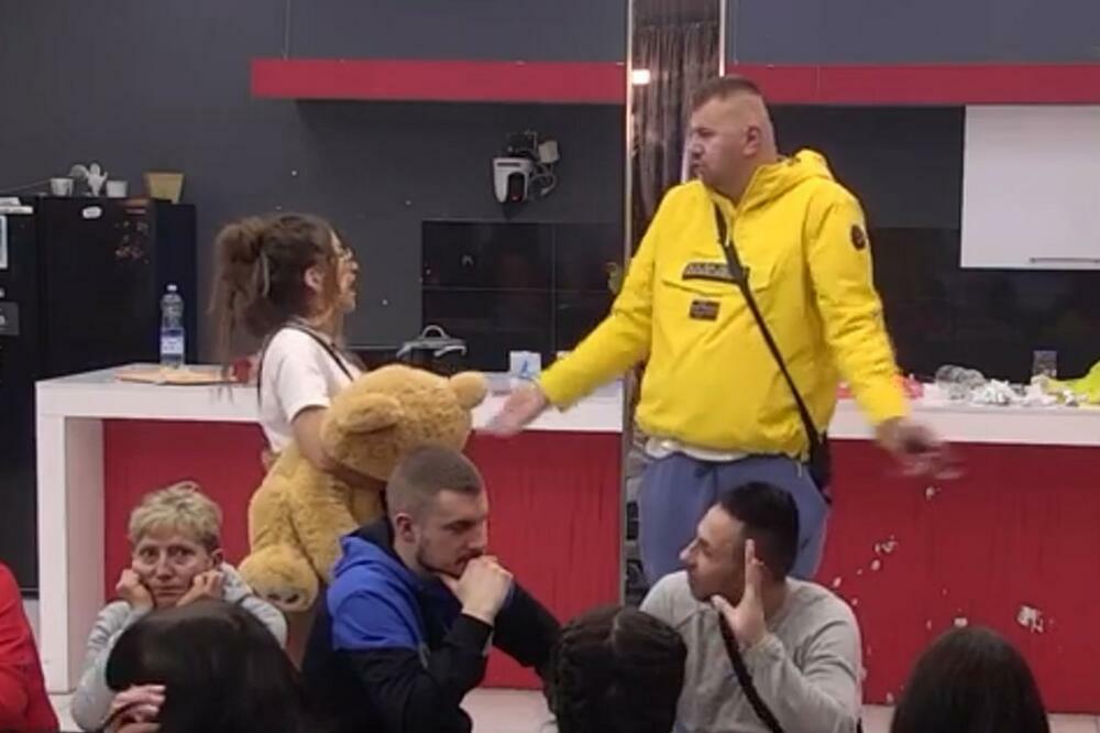 "SRAMOTO LJUDSKOG RODA" Janjuš se obrušio na Dalilu, izvređao je i ponizio na najgori mogući način: Neviđeni KLINČ!