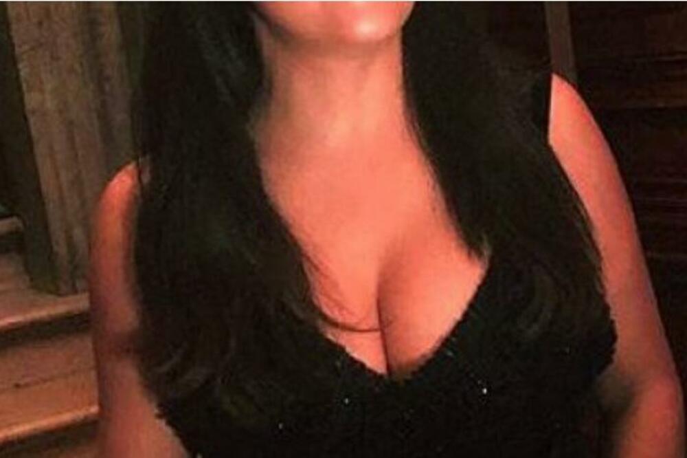 DECENIJAMA JE MUŠKARCI GLEDAJU SAMO U GRUDI: Njenu sliku ste sigurno IMALI U KUĆI, i Bog bi pozavideo NA NJIMA