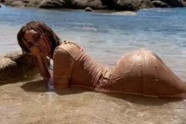 SPAVALA JE SA DVOJICOM FUDBALERA KAO PROSTITUTKA: Njen izgled sada ostaviće vas bez IJEDNE REČI