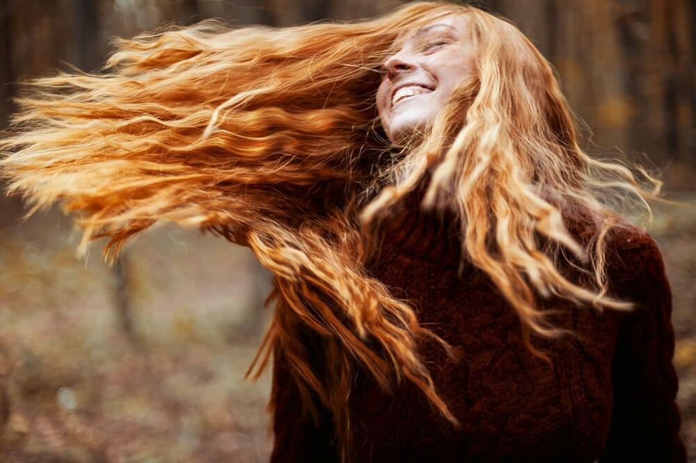 OPADANJE KOSE JE ČESTA POJAVA KOD ŽENA, NAROČITO U JESEN: Uz pomoć ovih jednostavnih saveta to možete da SPREČITE!