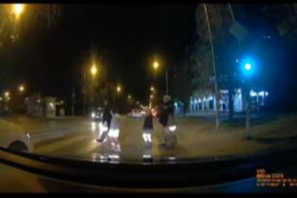 MAJKE U NOVOM SADU DOVELE DECU U OPASNOST: Pored svega imala je obraza da vređa vozače! (VIDEO)