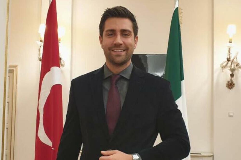 OVAJ TURSKI GLUMAC JE ŽENE U SRBIJI OPČINIO! Neverovatno je lep i harizmatičan, gube glavu za njim! (FOTO)