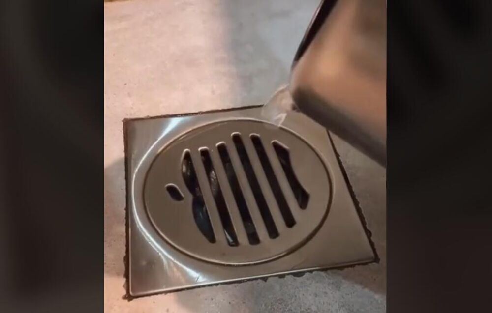 Aluminijumska folija na rešetki u kupatilu