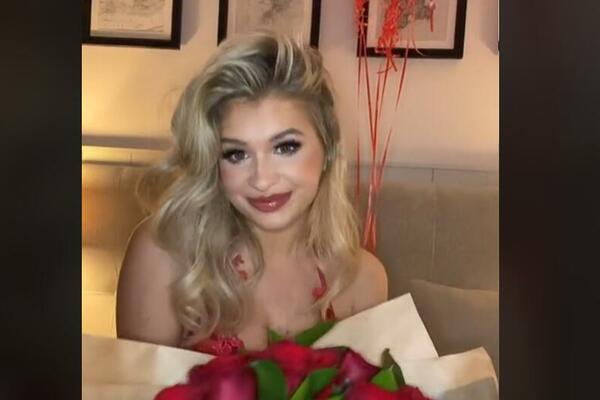 CRVENI DONJI VEŠ, A SVE OTVORENO NAPRED: Vatrena plavuša VRELIM KADROVIMA spaljuje BEZ MILOSTI! (VIDEO)