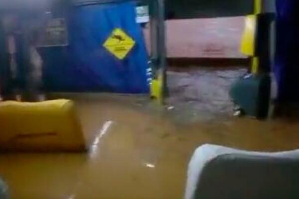 BUJICA U BRAZILU UNIŠTAVA SVE PRED SOBOM, OPŠTI KOLAPS U BRAZILU: Najmanje 18 ljudi stradalo (VIDEO)