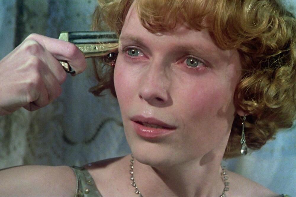 POPULARNA GLUMICA JE RODILA 14 DECE: Troje TRAGIČNO stradalo, a ćerku je uhvatila u KREVETU sa svojim mužem, HOROR!