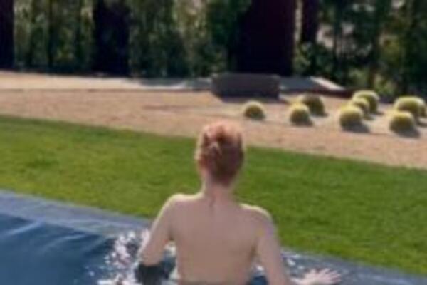 GLUMICA PROGLASILA POBEDU SMRTONOSNE BOLESTI: Objavila je OVAJ SNIMAK na kom je potpuno GOLA i razjasnila je sve!