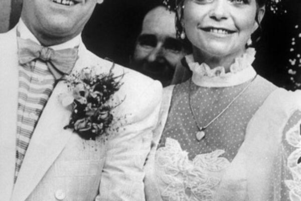 POKUŠALA DA SE UBIJE TREĆI DAN BRAKA: Čuveni muzičar hteo da OSTAVI suprugu na medenom mesecu!