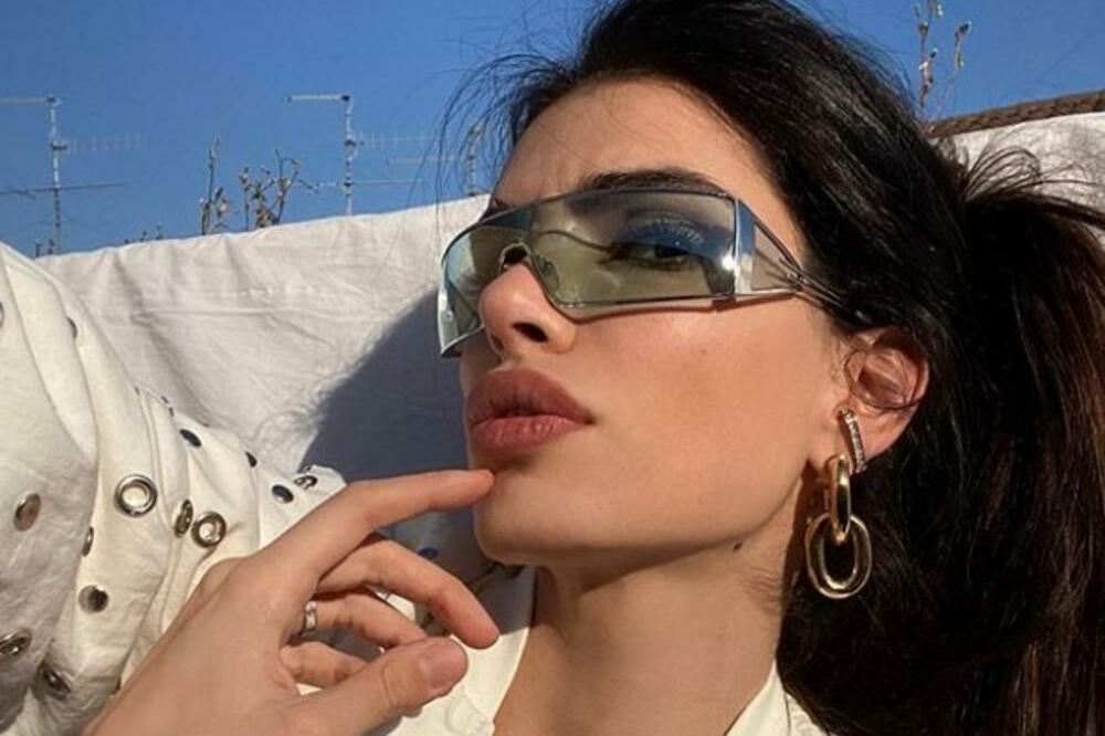 OVAKO SE PRAVDALA JOVANA ŠVONJA: Manekenka priznala da je JURILA 200 na sat sa DECOM U AUTU!