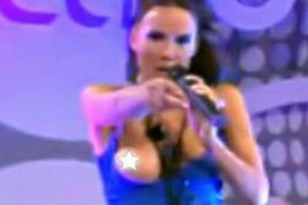 ZANELA SE PA JOJ ISPALE GRUDI USRED NASTUPA: Čitavih 15 sekundi gledaoci su "PILJILI" U JEDNU STVAR (VIDEO)