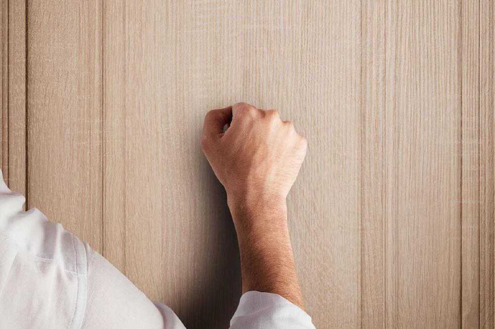 STARAC ILIJA OBJASNIO ZAŠTO JE KUCANJE O DRVO GREH! Svi smo to uradili bar jednom u životu, a evo zašto NE VALJA!