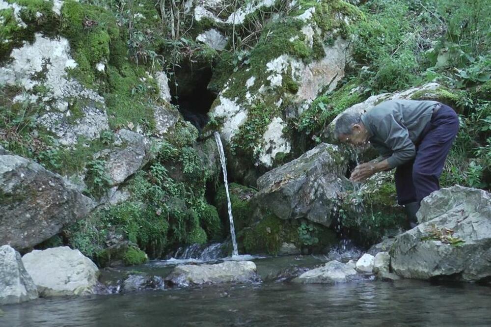 VERUJE SE DA OVAJ IZVOR U SRBIJI POMAŽE NEROTKINJAMA DA ZATRUDNE! Meštani svedočili čudu?
