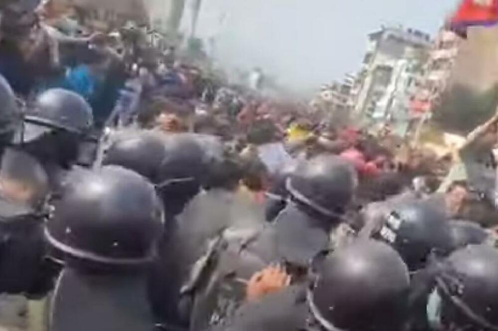 SUKOB DEMONSTRANATA I POLICIJE U NEPALU! Protive se poklonu od pola MILIJARDE dolara od SAD, ima povređenih (VIDEO)