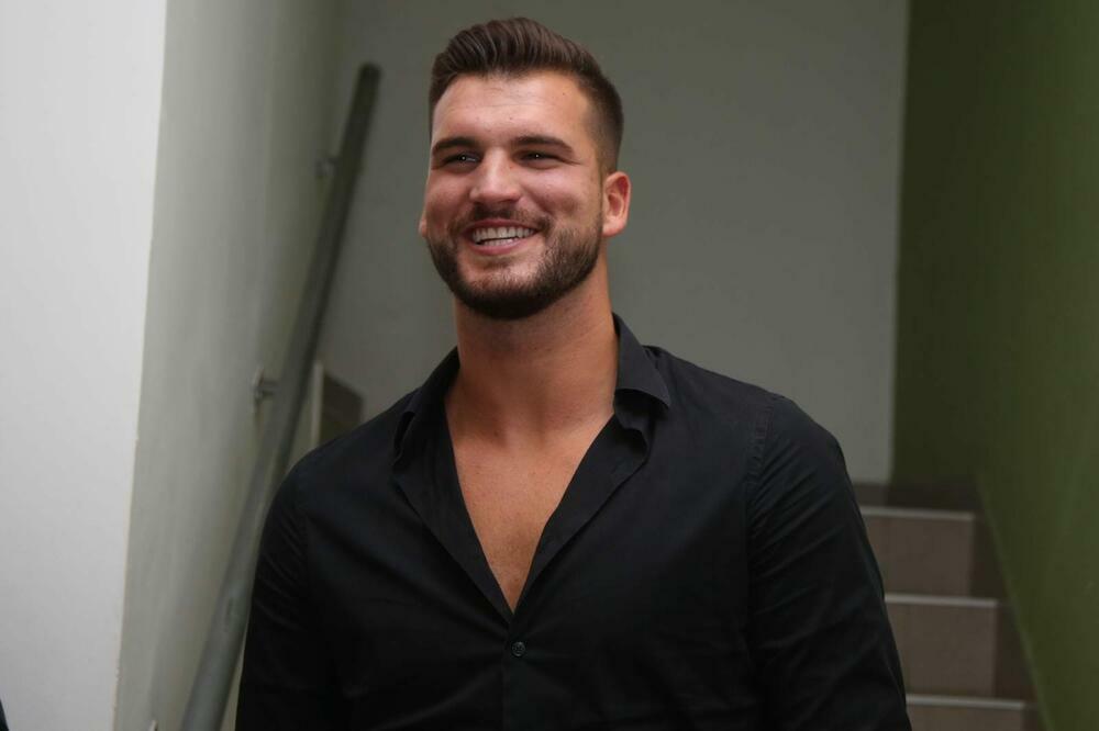 OSVANULA BIZARNA MARKOVA PORUKA NA LAŽNOM OČEVOM GROBU!Evo šta kaže selo:"Osmakčiće ovde znaju kao familiju ludaka"