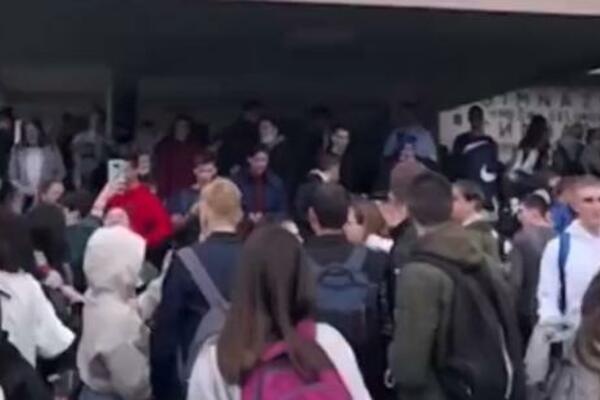 EVAKUISANA ČITAVA ŠKOLA U TUZLI! Dobili dojavu o bombi (VIDEO)