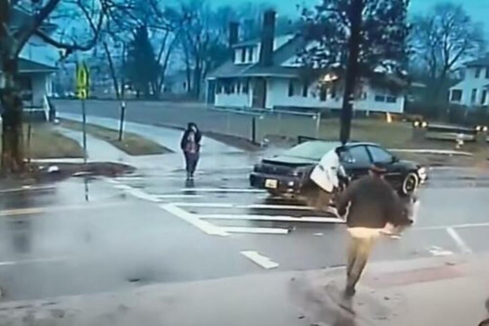 OVA POLICAJKA JE HEROJ NAD HEROJIMA: Spasila dete SIGURNE SMRTI! (VIDEO)