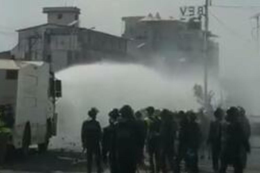 ŠIROM NEPALA PROTESTI: Policija SUZAVCEM morala da RASTERA DEMONSTRANTE (VIDEO)