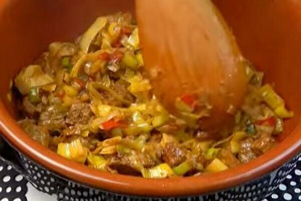 RECEPT STAR 200 GODINA: Krompir paprikaš iz RERNE, 1 MESO daje SAVRŠENU AROMU (RECEPT)